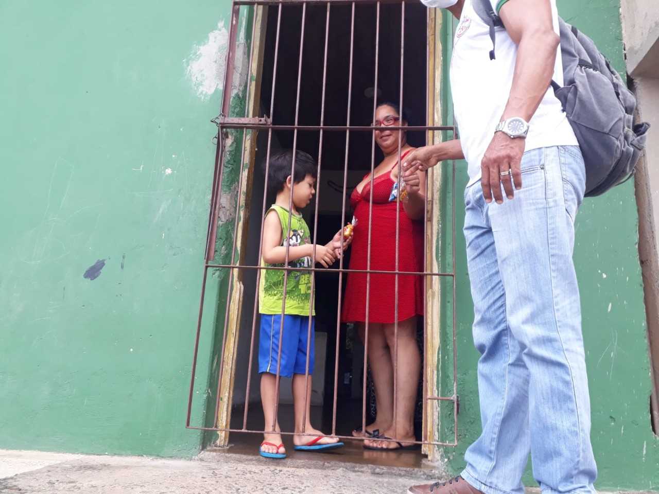 Camacã: Unidade de Saúde Luís Castro II antecipa a Páscoa distribuindo chocolates para as crianças